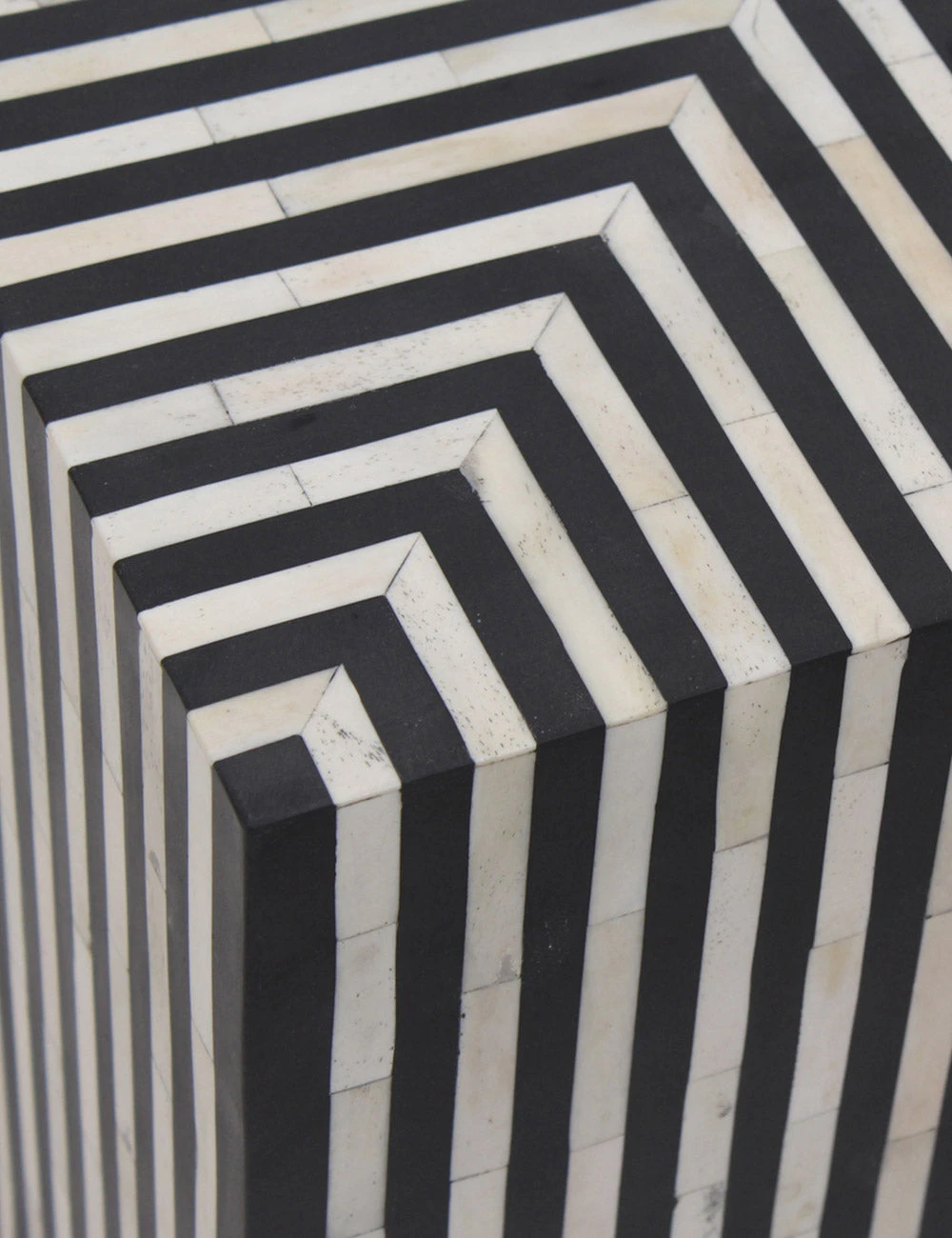 Trendyl Side Table - Image 4